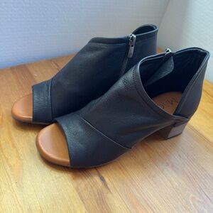 Mago leather heeled open toe shoes size 36 black